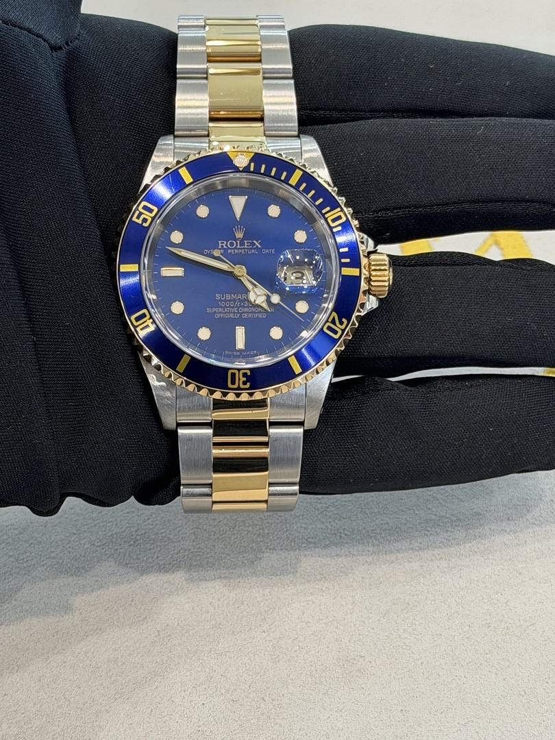 Rolex-_-Submariner-Date-Bluesy-_-16613-_-40mm-_-1999-_-Automatic-_-Stainless-Steel-18K-Yellow-Gold-_-Naked-_-12500-101640893_1-1.jpg Rolex Submariner Date "Bluesy" - Image 1